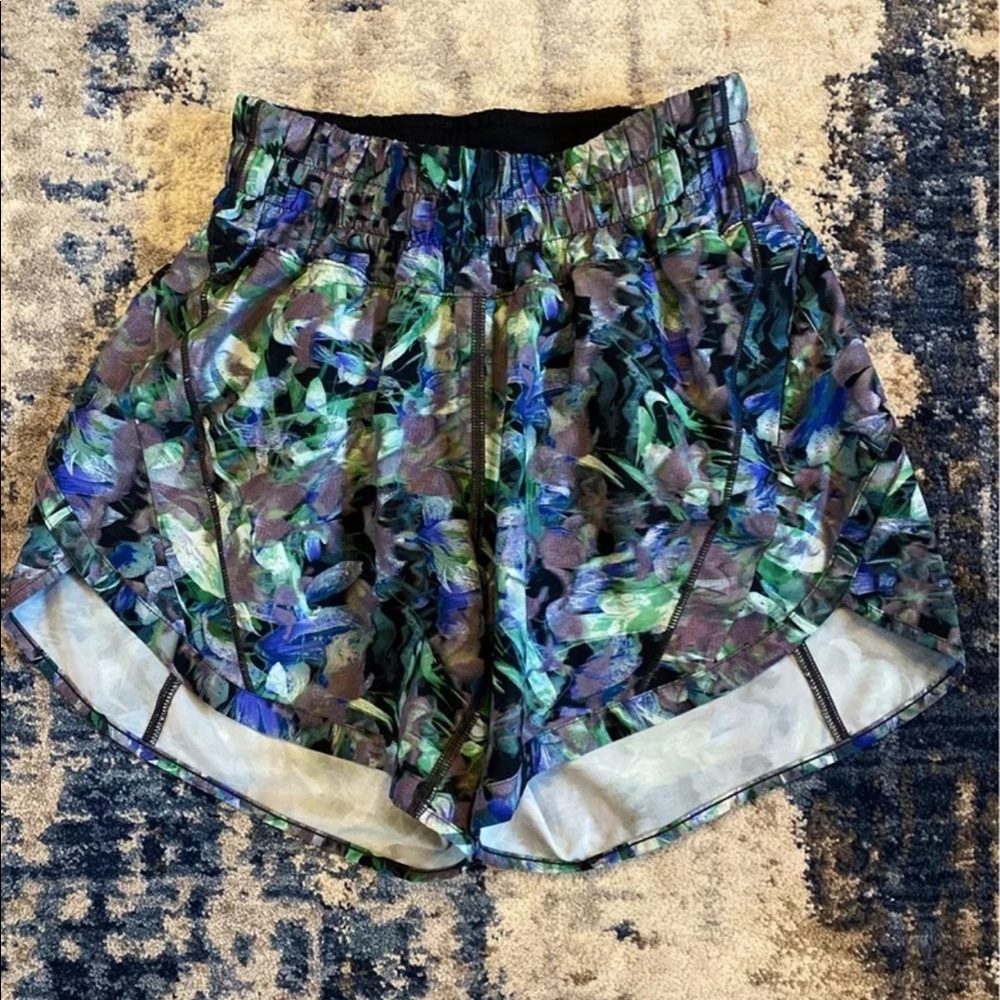 NWOT Lululemon Track That Short Mid Rise